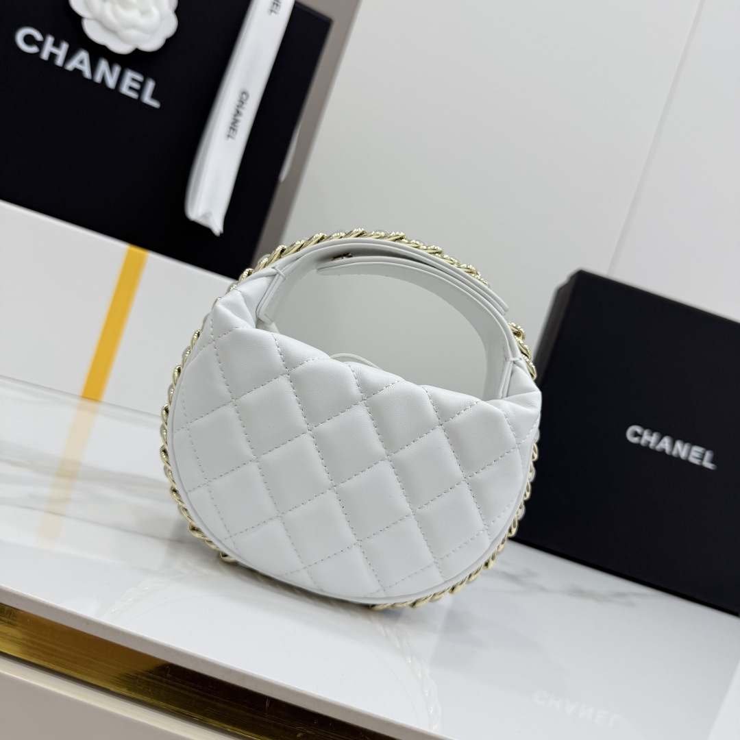 Белая женская сумка со стежкой Chanel