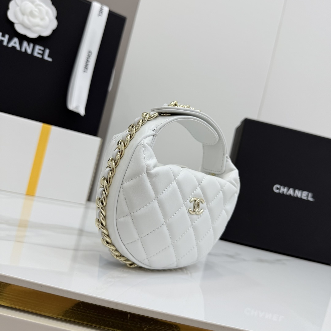 Белая женская сумка со стежкой Chanel