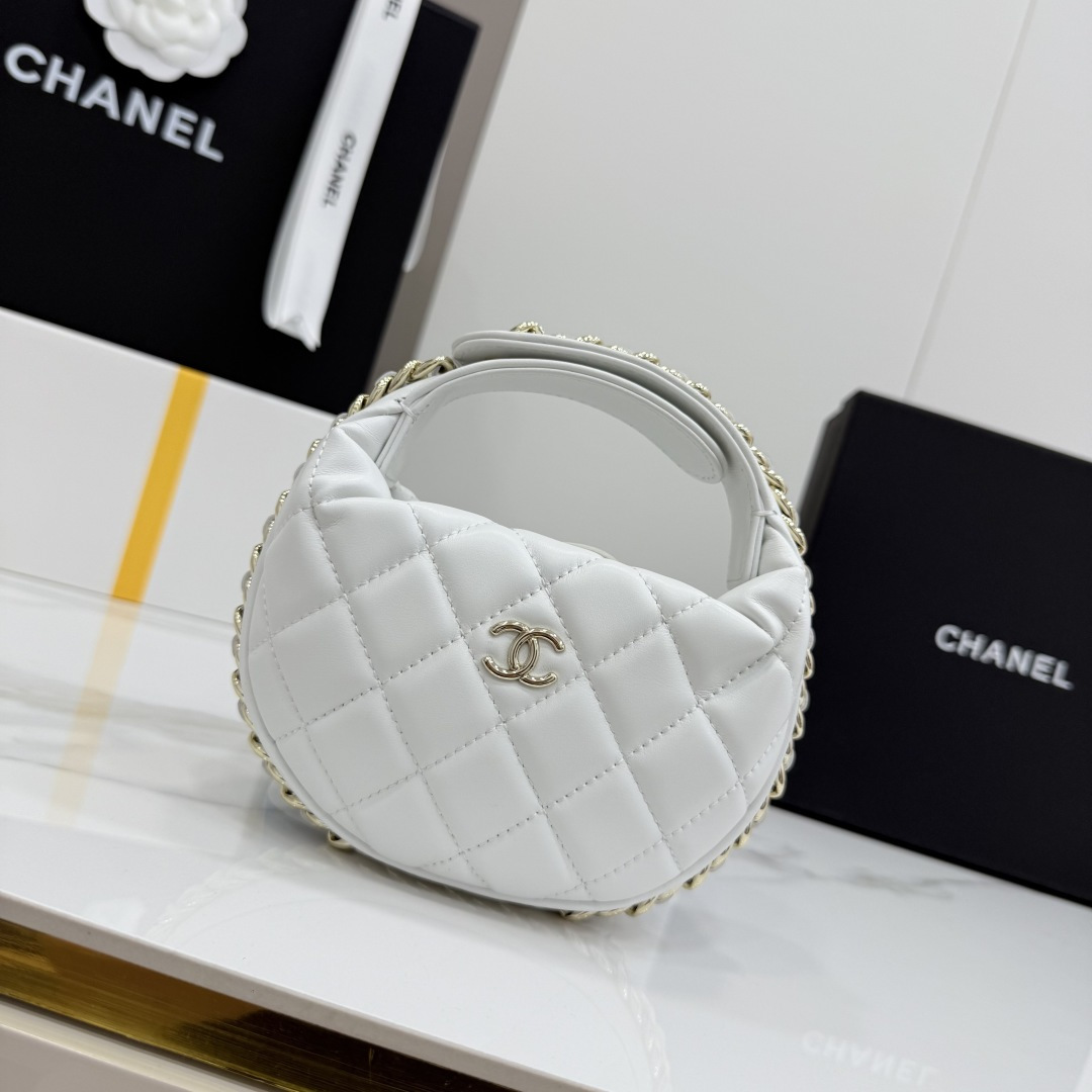 Белая женская сумка со стежкой Chanel