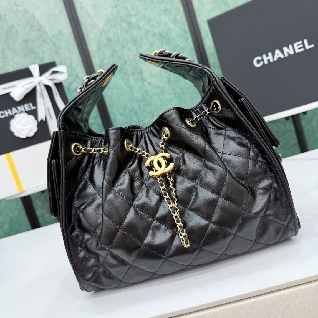 Черная кожаная сумка-хобо с золотой фурнитурой Chanel
