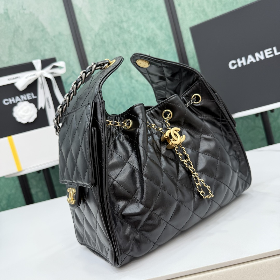 Черная кожаная сумка-хобо с золотой фурнитурой Chanel
