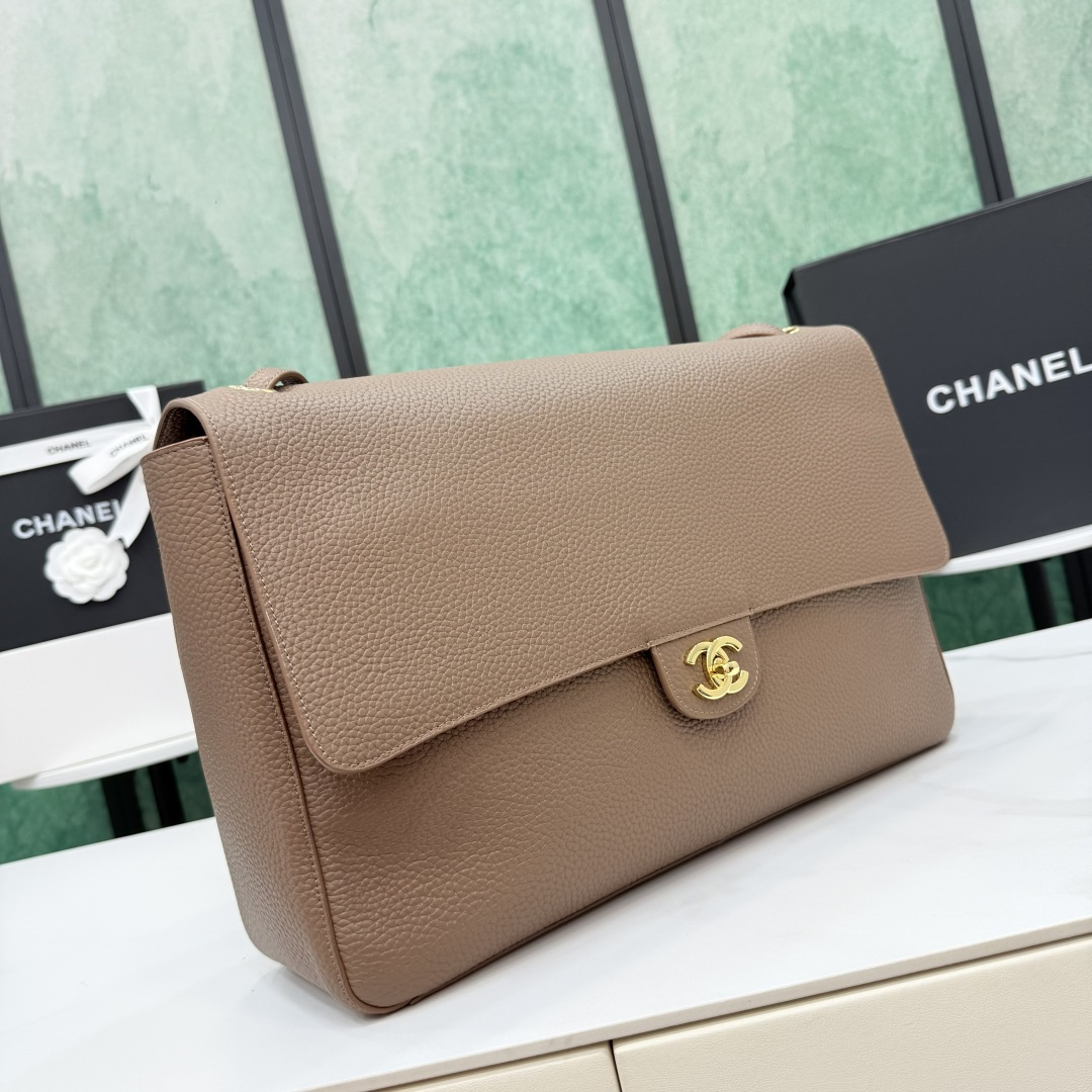 Сумка Chanel из зернистой кожи с золотой фурнитуро