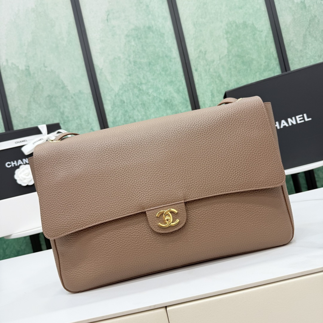 Сумка Chanel из зернистой кожи с золотой фурнитуро