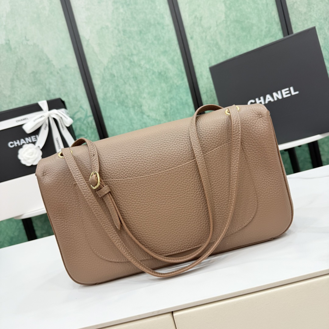 Сумка Chanel из зернистой кожи с золотой фурнитуро