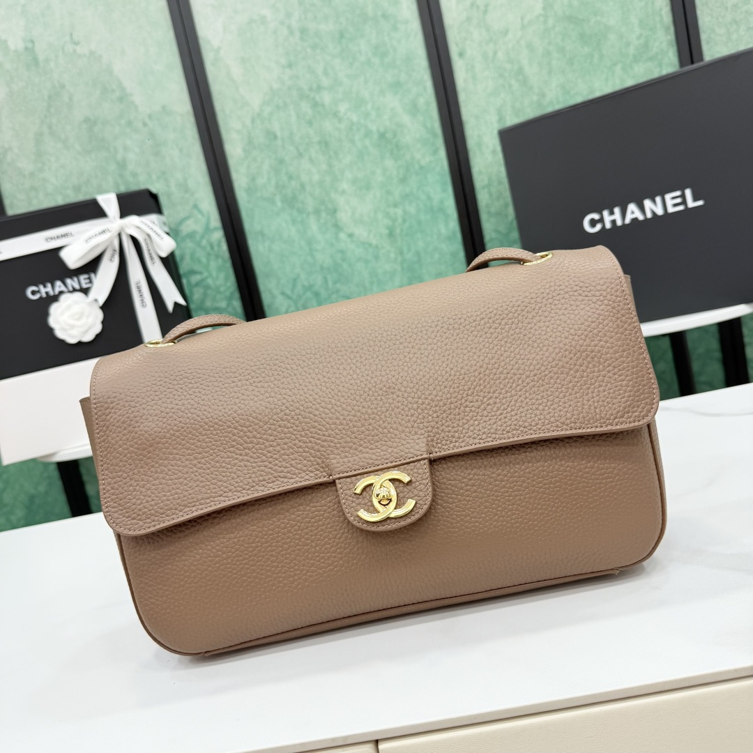 Сумка Chanel из зернистой кожи с золотой фурнитуро