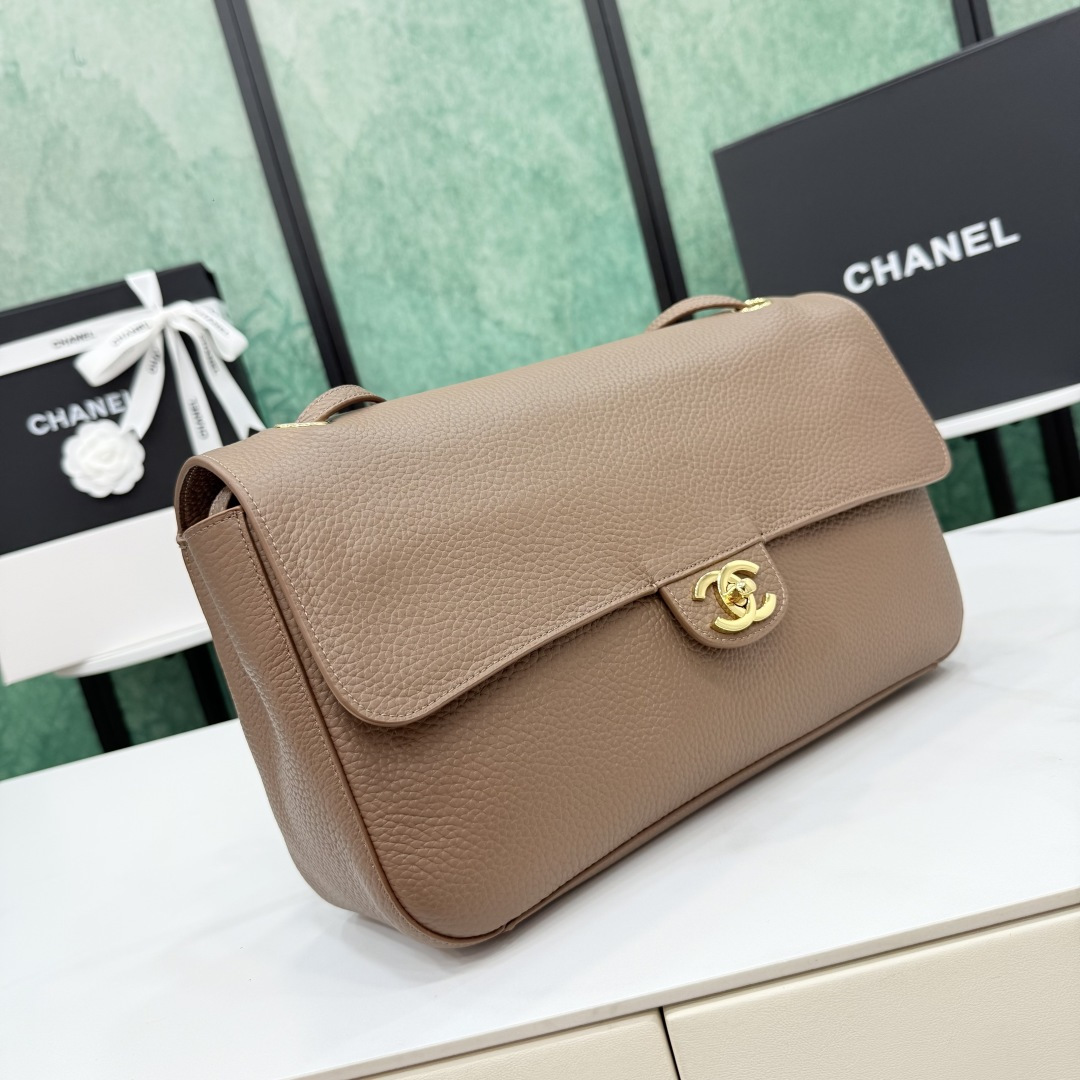 Сумка Chanel из зернистой кожи с золотой фурнитуро