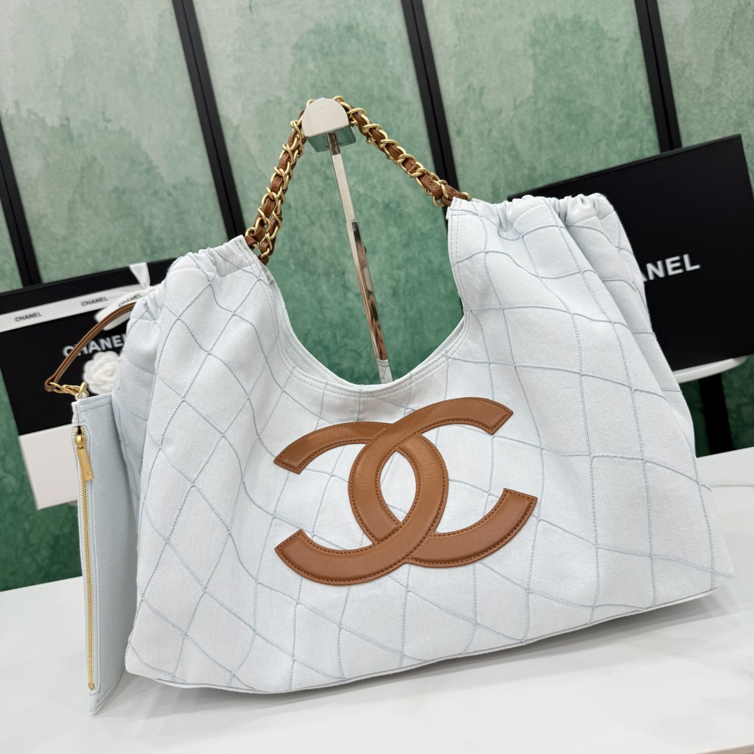 Сумка Chanel с логотипом и цепочкой