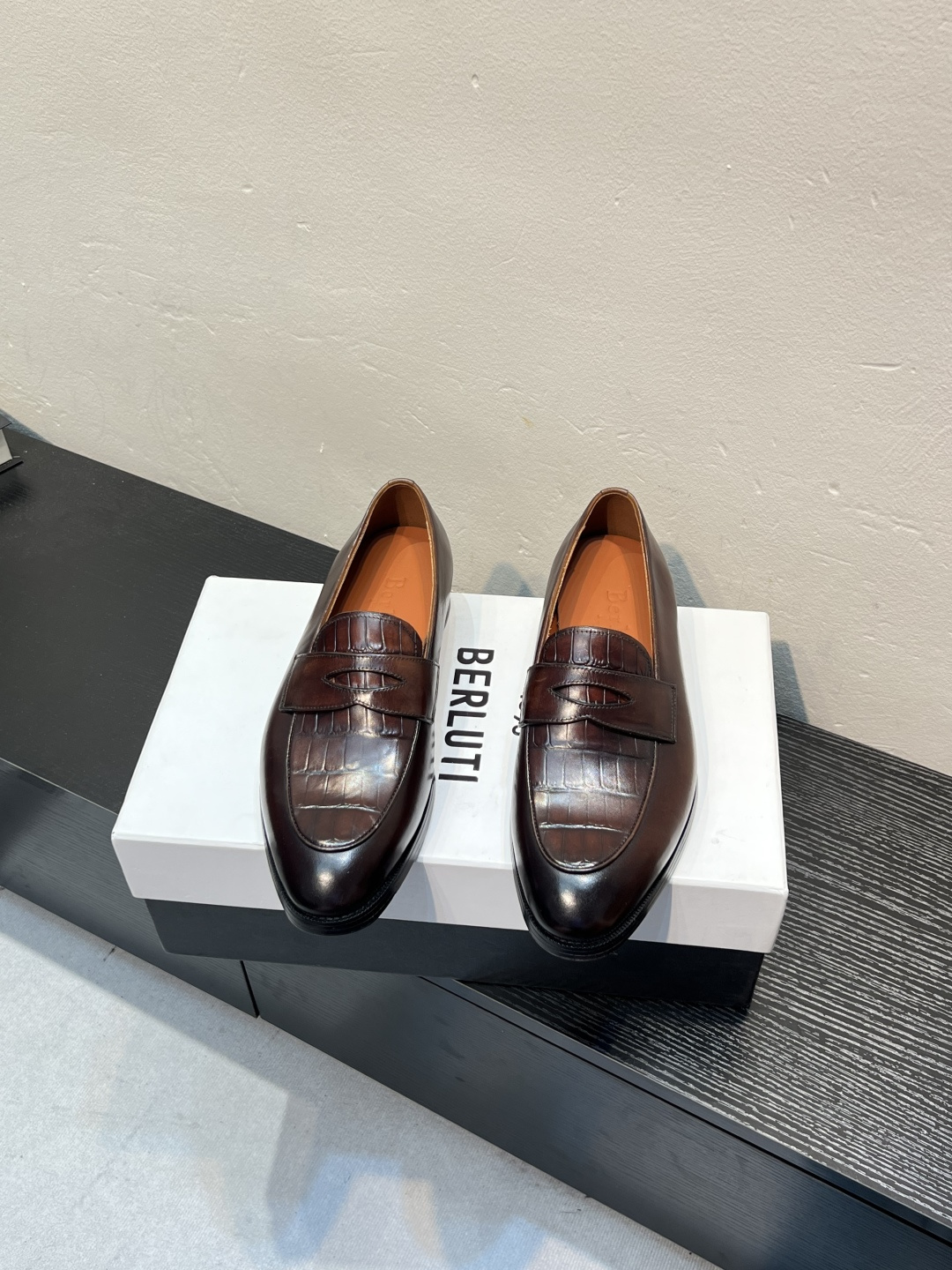 NO:955860,——Berluti/Bluti high-end genuine leather outsole formal leather shoes, using imported cowhide leather uppers, soft and stylish, hand-made color change technology, low-key luxury temperament, comfortable and breathable version, calfskin leather feet, imported genuine leather outsole, showing extraordinary attitude, full set of counter original packaging size39-44 (37 38 45 46 customized),,cowhide,Leather soles19860909——Berluti/布鲁提高端真皮大底正装皮鞋,采用进口牛皮鞋面 柔软有型,手工改色工艺,低调奢华气质,舒适透气版型,小牛皮真皮垫脚 进口真皮大底,彰显不凡态度 全套专柜原包装 size39-44（37 38 45 46定制）,,cowhide,Leather soles,Men's shoes