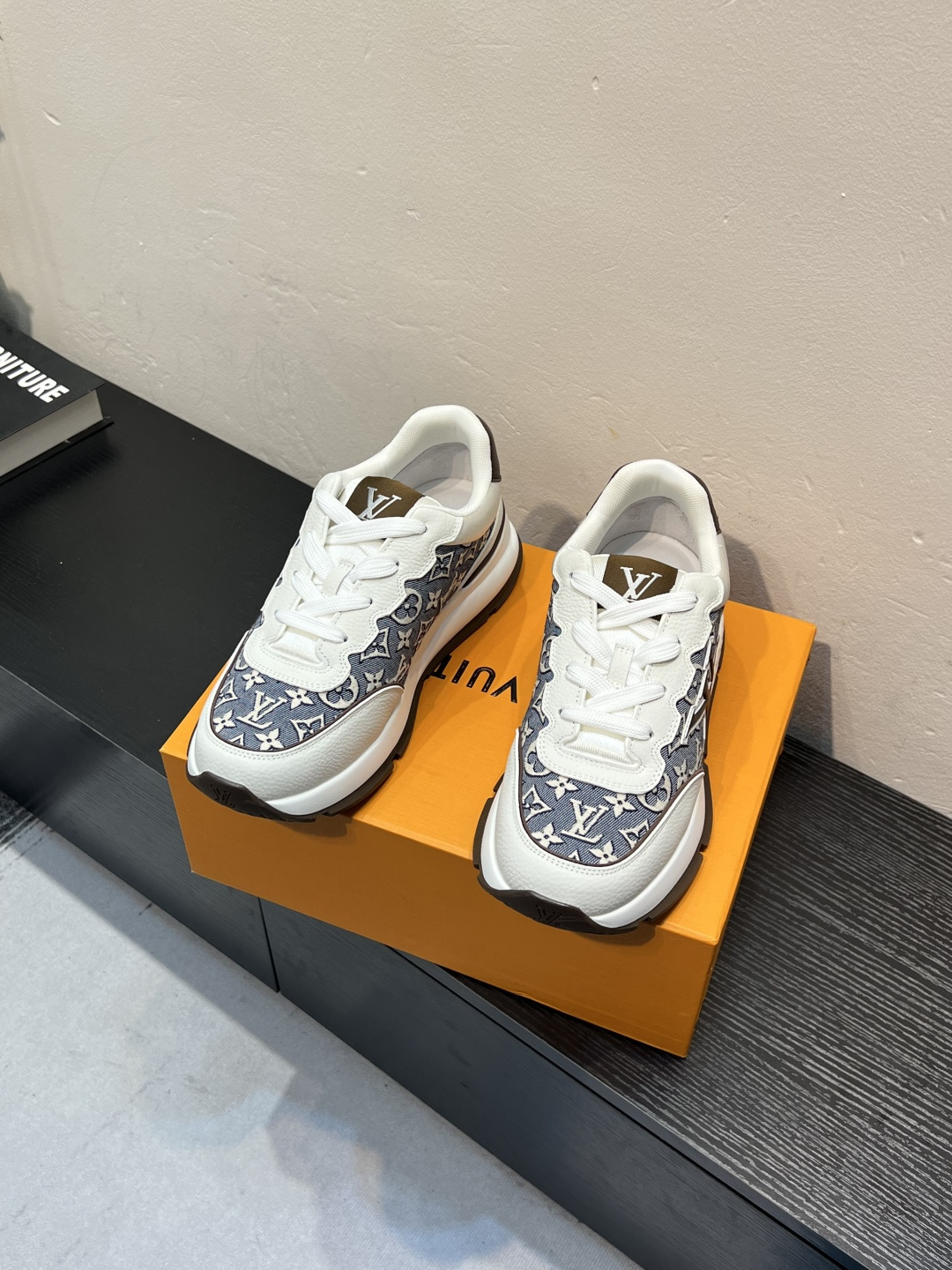 NO:955839,[Louis Vuitton] Louis Vuitton - high-end quality original casual sports sneakers - original pebbled calfskin upper, brand hollow mesh canvas fabric, shoe body. Sewn brand totem. Tongue. Sewn brand logo cloth label, heel. Silk screen brand logo - Lining brand canvas - Outsole ultra-light TPU foam rubber; two-color molded outsole - Ultra-high quality control, fine workmanship highlighted (high-end, luxury, grade)  -Size male 38-46 (male 38.45.46. can be customized),,louis vuitton,louis vuitton,cowhide19860909【Louis Vuitton】路易威登 -高端品质 原单 休闲运动板鞋 -鞋面原版荔纹小牛皮、品牌镂空网帆布布匹、鞋身.车缝品牌图腾.鞋舌.车缝品牌Logo布标、后跟.丝印品牌logo -内里品牌帆布 -大底超轻TPU发泡·橡胶；双色成型大底 -超高品控·做工精细凸显(高端·贵气·档次) -Size 男38-46（男38.45.46.可订做),,louis vuitton,louis vuitton,cowhide,Men's shoes