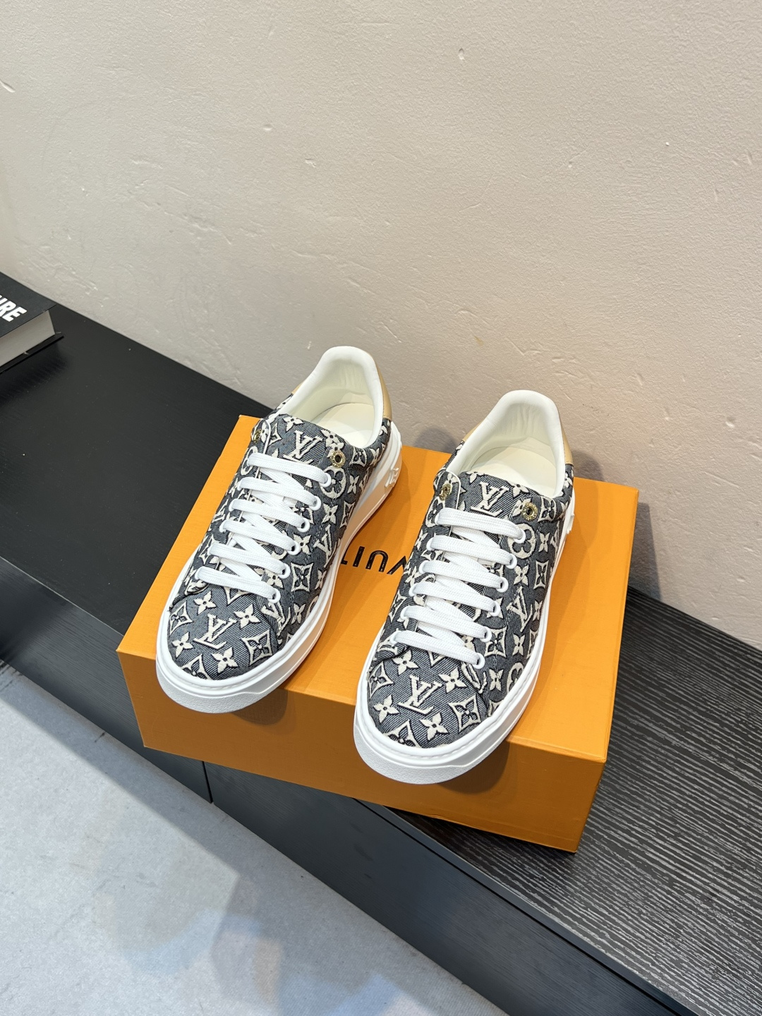 NO:955845,[Louis Vuitton] Louis Vuitton - high-end quality original couple's wear casual sports sneakers - original pebbled calfskin upper, brand totem cloth, shoe body. Sewn brand totem. Tongue. Sewn brand logo cloth label, heel. Silk screen brand logo - Inner brand canvas - Outsole ultra-light TPU foam rubber; two-color molded outsole - Ultra-high quality control, fine workmanship highlighted (high-end, luxury, grade) -Size  Same style for men and women 35-44 (women 34.40.41. men 38.45.46. can be customized),,louis vuitton,louis vuitton,cowhide19860909【Louis Vuitton】路易威登 -高端品质 原单 情侣装 休闲运动板鞋 -鞋面原版荔纹小牛皮、品牌图腾布匹、鞋身.车缝品牌图腾.鞋舌.车缝品牌Logo布标、后跟.丝印品牌logo -内里品牌帆布 -大底超轻TPU发泡·橡胶；双色成型大底 -超高品控·做工精细凸显(高端·贵气·档次) -Size 男女同款35-44（女34.40.41.男38.45.46.可订做),,louis vuitton,louis vuitton,cowhide,Men's shoes
