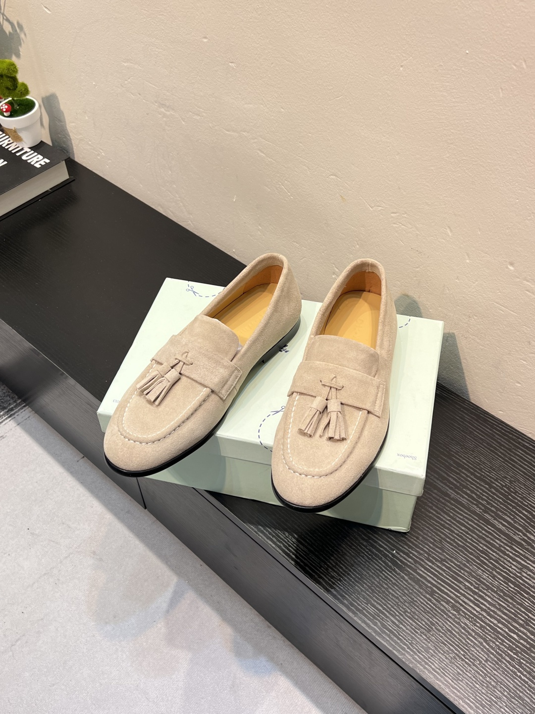 NO:956562,off white classic loafers, an Italian treasure brand, the only brand that can match Hermès!  Only after wearing it do we realize that we can’t live up to our feet. The upper is imported cashmere, and the leather feet are made of genuine leather. The size is 38-45 (45 is customized), off white, hermes, and loafers.19860909off white经典乐福鞋,意大利宝藏品牌,唯一能和爱马仕匹配的品牌！穿了才知道不能辜负我们的双脚,鞋面进口小羊绒,真皮垫脚,码数38-45（45定做）,,off white,hermes,loafers,Men's shoes