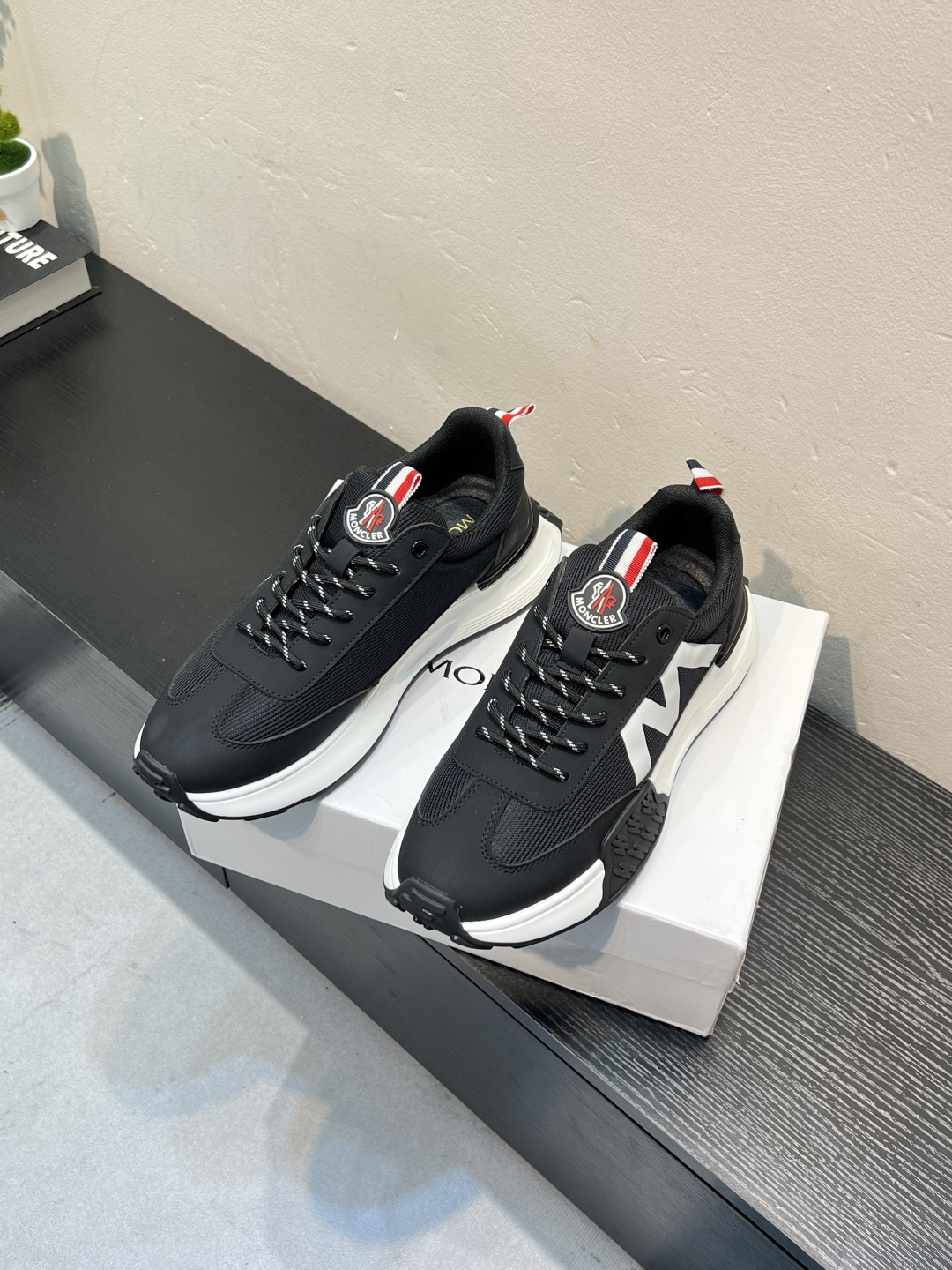 NO:956568,Moncler/Mongolian men's casual shoes are comfortable and non-slip. They are made of cowhide with mesh and mesh lining. They combine innovation, functionality and graphic details to interpret fashion. The rubber outsole is highly elastic and wear-resistant, improving comfort!  Size38-44 (45 is custom-made and cannot be returned or exchanged),,Moncler,cowhide19860909Moncler/蒙口男士休闲鞋,具有舒适防滑性能,采用牛皮配网,网布内里,兼备创新、功能性与图形细节于一体,诠释潮流时尚.橡胶大底,具有高弹性高耐磨性,提高舒适性！ Size38-44（45定做不退换）,,Moncler,cowhide,Men's shoes