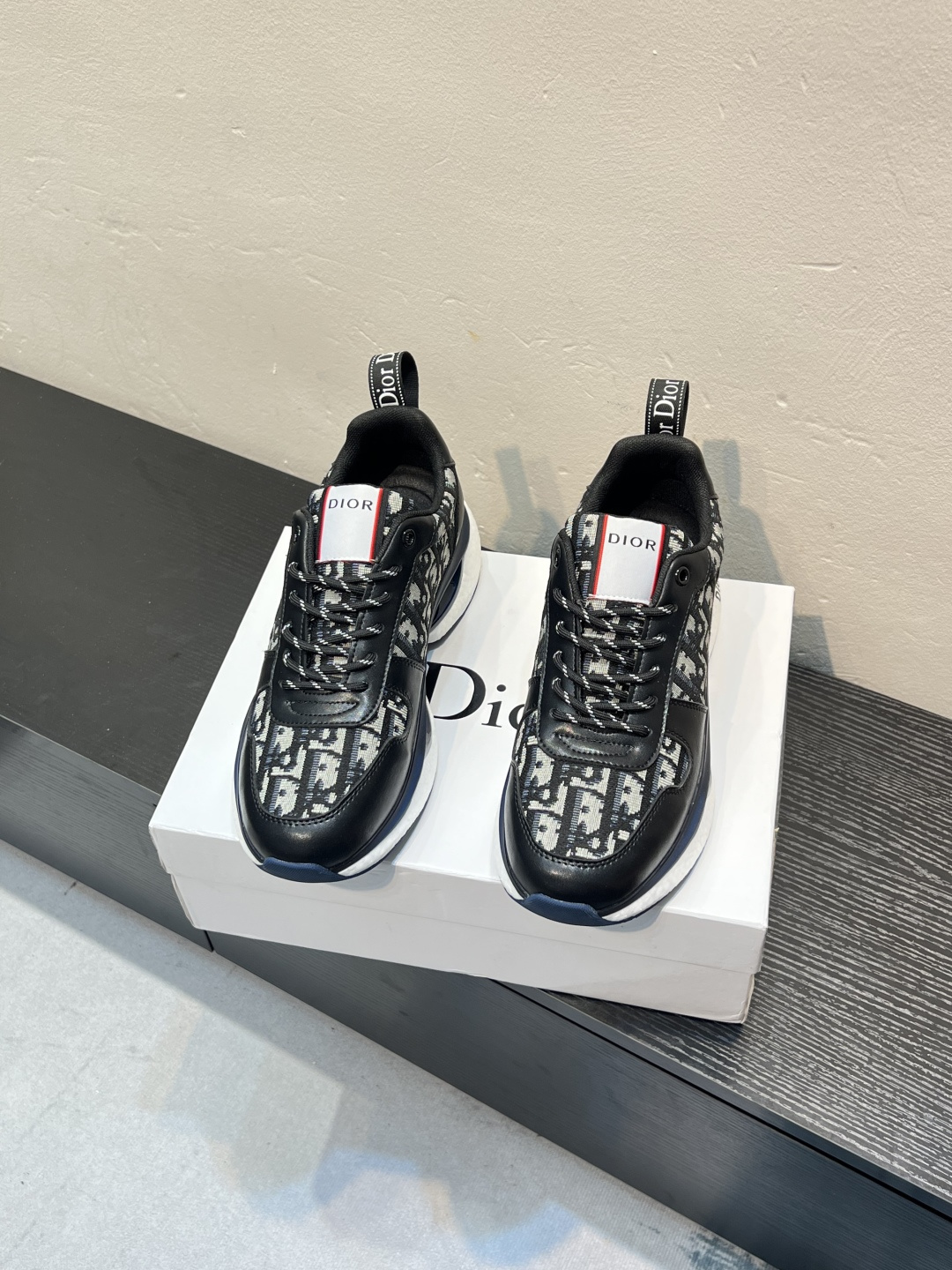 NO:956575,Dio*——original quality (Dior) sports shoes, the latest popular casual and fashionable men's shoes, simple and elegant style, exclusive for trendy men. Unique original decoration with the latest brand elements on the official website, imported cowhide stitching with classic fabrics, fashionable and generous accessories, foamed TPU wear-resistant and increased outsole, light and comfortable. Size38-44 (45 customized), dior, dior, sneakers, cowhide19860909Dio*——原单品质（迪奥）运动鞋最新款休闲时尚男鞋爆款版型简洁大气 潮男专属.独有的官网新最品牌元素版原装饰,进口牛皮拼接搭经典面料,配饰尚时又大方,发泡TPU耐磨增高大底,轻便舒适.Size38-44（45定制）,,dior,dior,sneakers,cowhide,Men's shoes