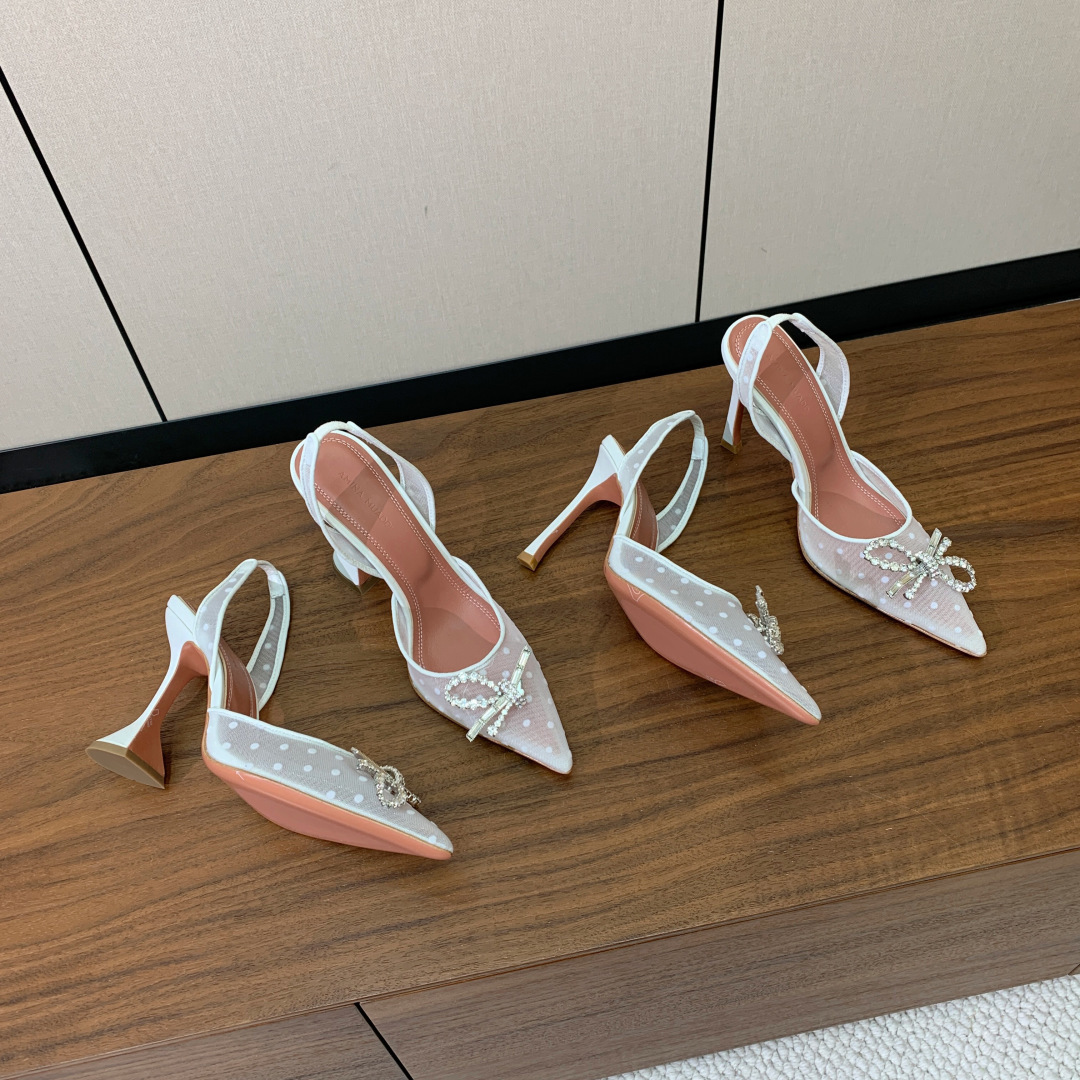 【Amina Muaddi】 网面钻扣后空单鞋。定制面料，细腻柔美，仿佛穿上了春天的浪漫。羊皮垫脚，注塑