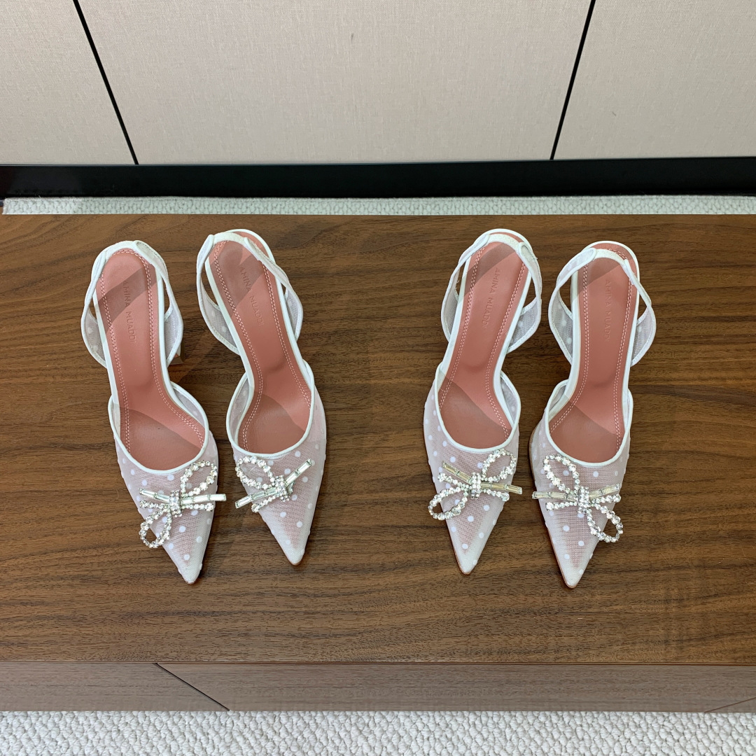 【Amina Muaddi】 网面钻扣后空单鞋。定制面料，细腻柔美，仿佛穿上了春天的浪漫。羊皮垫脚，注塑