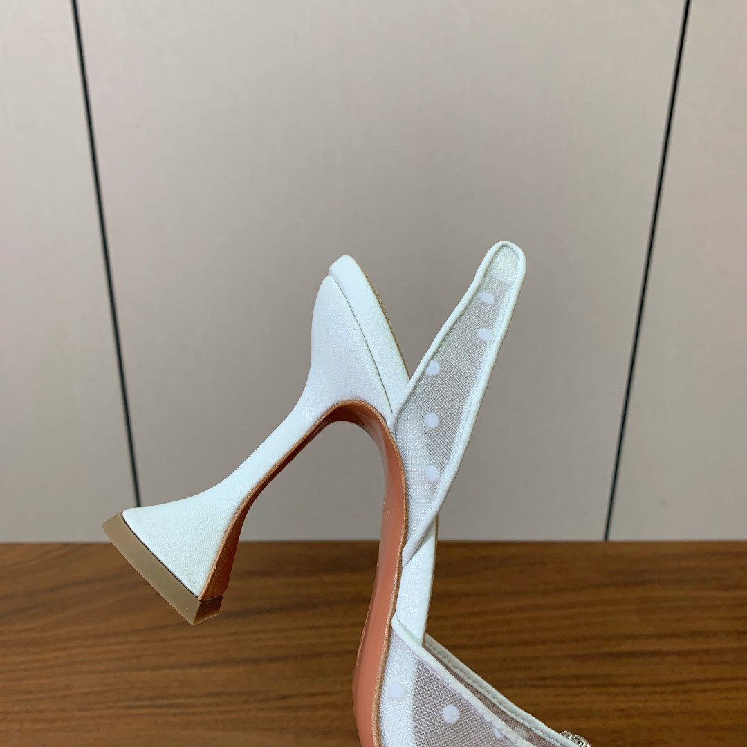 【Amina Muaddi】 网面钻扣后空单鞋。定制面料，细腻柔美，仿佛穿上了春天的浪漫。羊皮垫脚，注塑