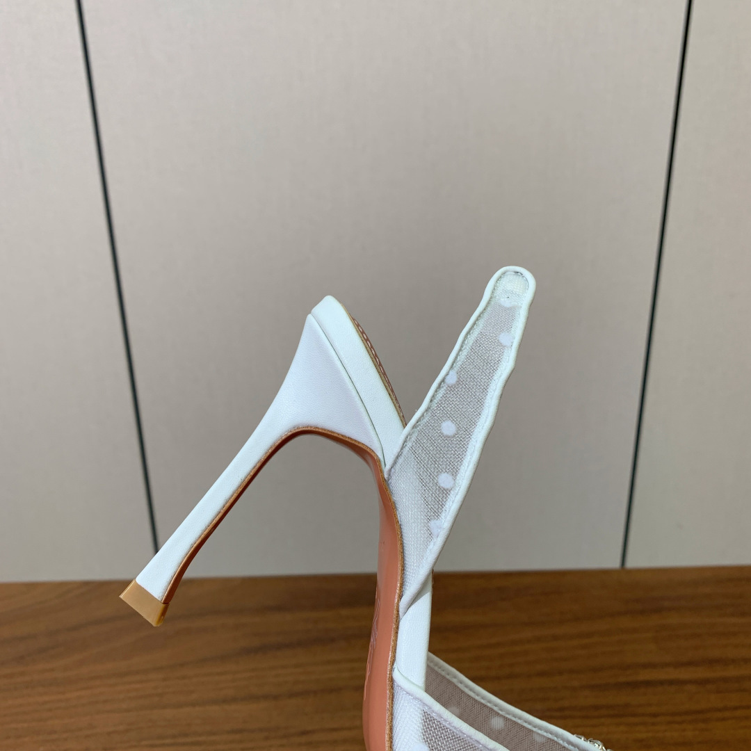 【Amina Muaddi】 网面钻扣后空单鞋。定制面料，细腻柔美，仿佛穿上了春天的浪漫。羊皮垫脚，注塑
