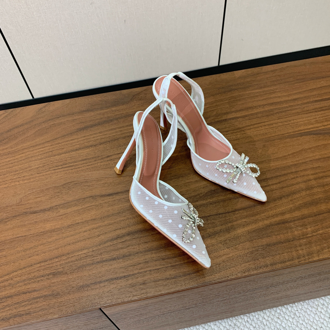 【Amina Muaddi】 网面钻扣后空单鞋。定制面料，细腻柔美，仿佛穿上了春天的浪漫。羊皮垫脚，注塑
