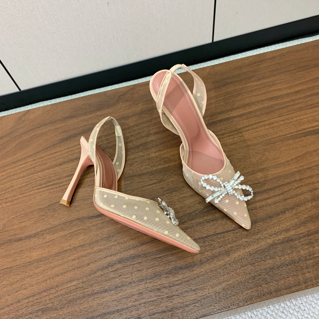 【Amina Muaddi】 网面钻扣后空单鞋。定制面料，细腻柔美，仿佛穿上了春天的浪漫。羊皮垫脚，注塑
