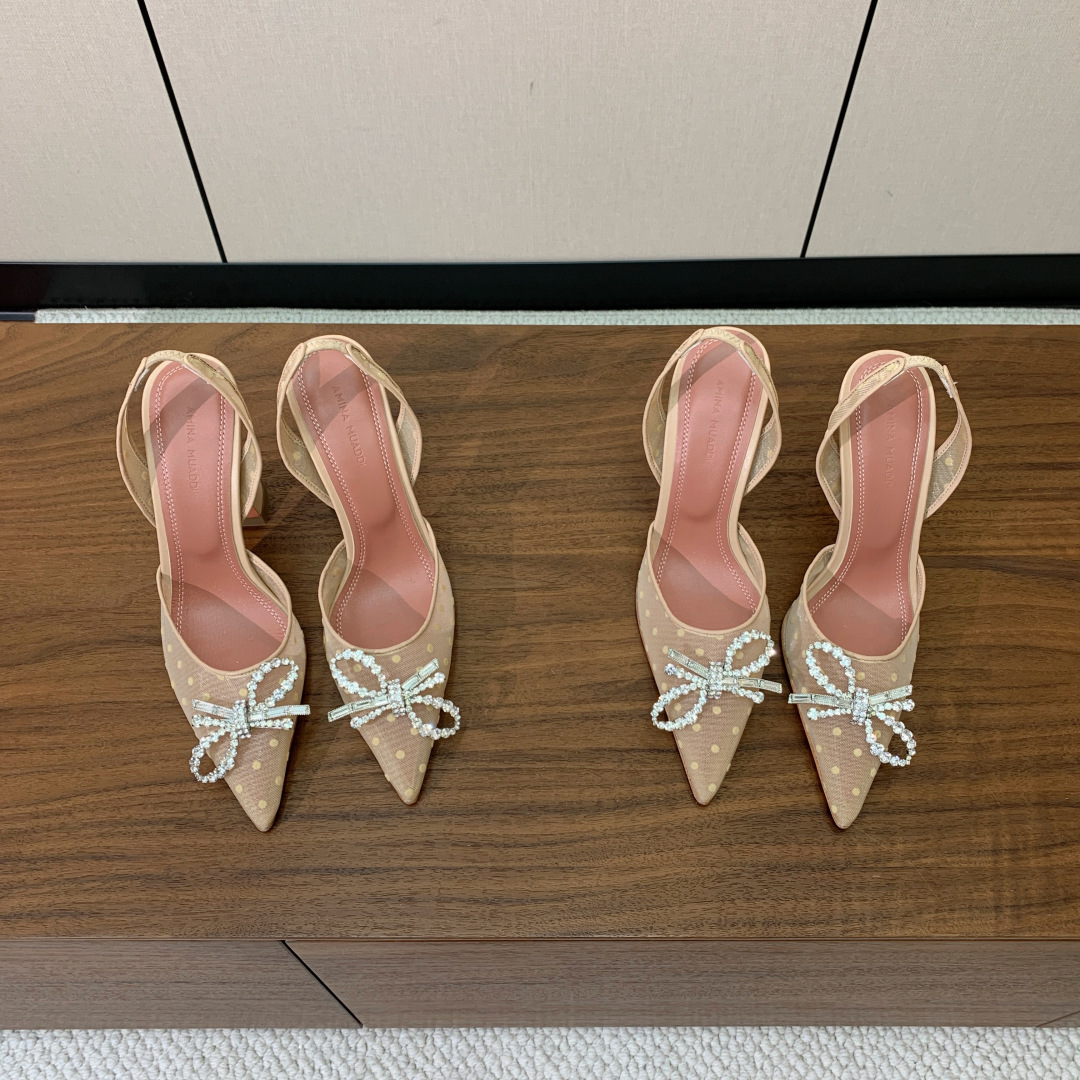 【Amina Muaddi】 网面钻扣后空单鞋。定制面料，细腻柔美，仿佛穿上了春天的浪漫。羊皮垫脚，注塑