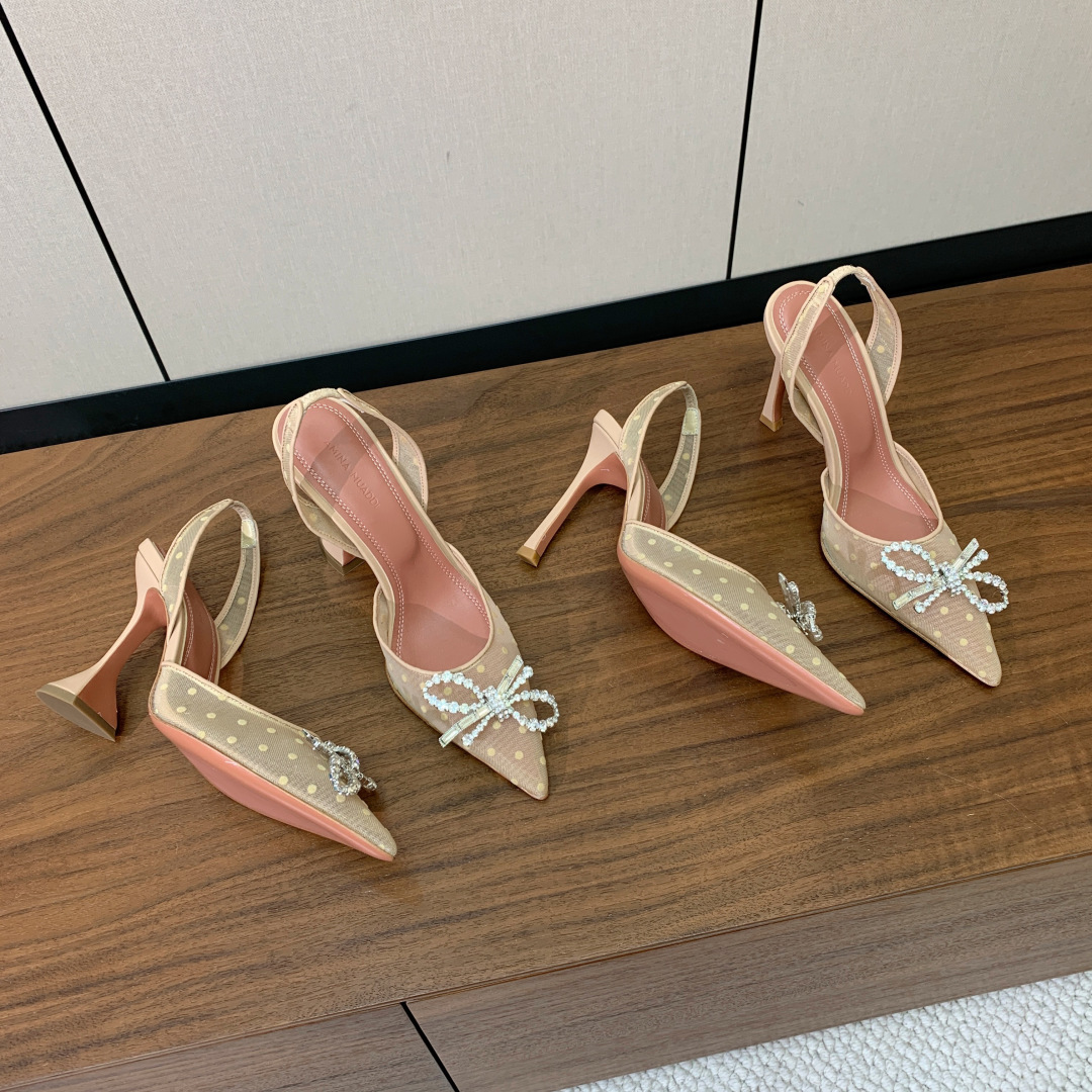 【Amina Muaddi】 网面钻扣后空单鞋。定制面料，细腻柔美，仿佛穿上了春天的浪漫。羊皮垫脚，注塑