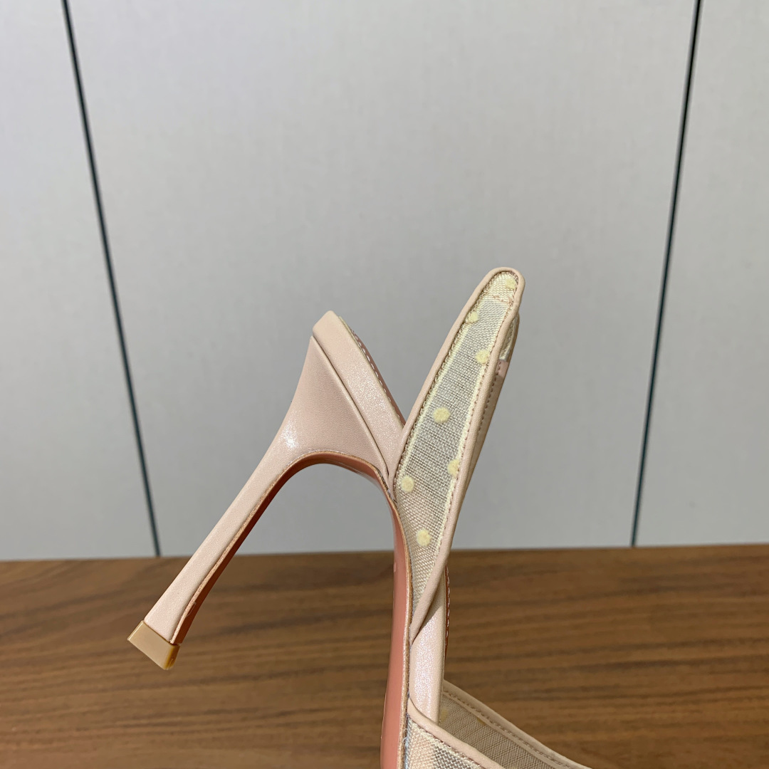【Amina Muaddi】 网面钻扣后空单鞋。定制面料，细腻柔美，仿佛穿上了春天的浪漫。羊皮垫脚，注塑