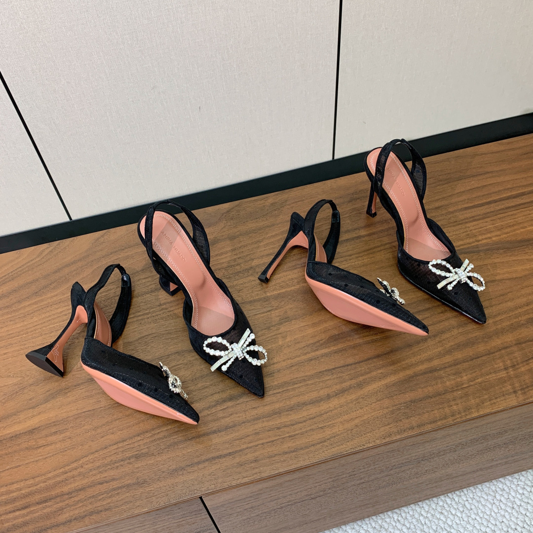 【Amina Muaddi】 网面钻扣后空单鞋。定制面料，细腻柔美，仿佛穿上了春天的浪漫。羊皮垫脚，注塑