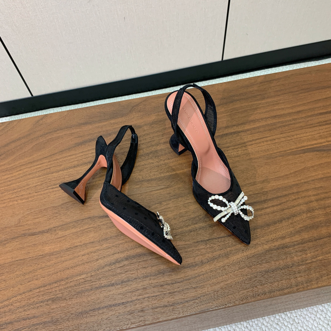 【Amina Muaddi】 网面钻扣后空单鞋。定制面料，细腻柔美，仿佛穿上了春天的浪漫。羊皮垫脚，注塑