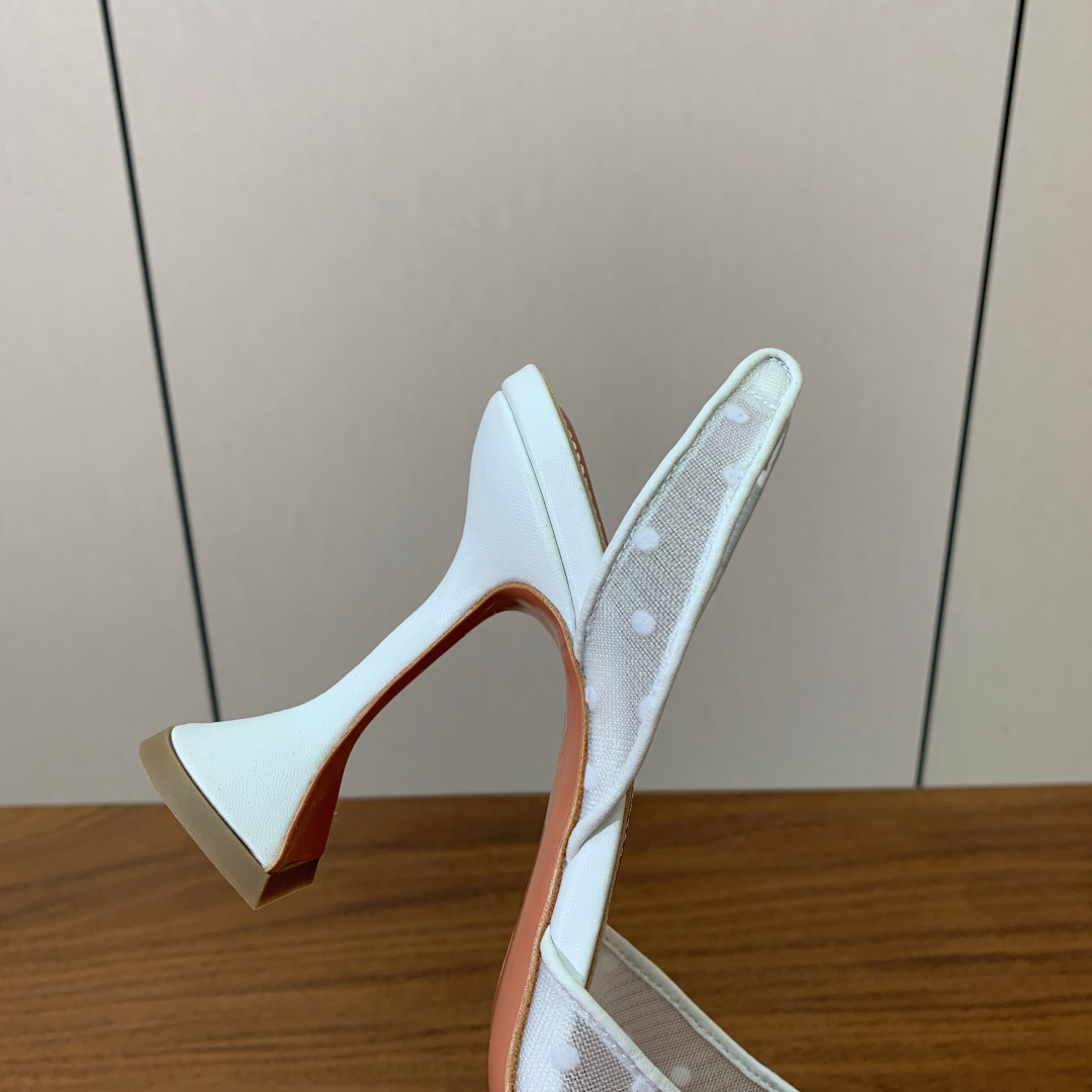 【Amina Muaddi】 网面钻扣后空单鞋。定制面料，细腻柔美，仿佛穿上了春天的浪漫。羊皮垫脚，注塑