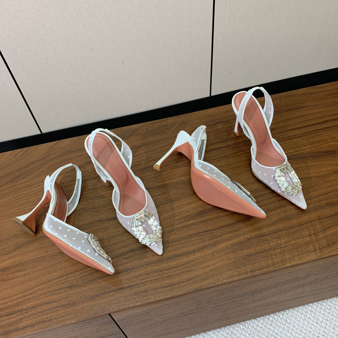 【Amina Muaddi】 网面钻扣后空单鞋。定制面料，细腻柔美，仿佛穿上了春天的浪漫。羊皮垫脚，注塑