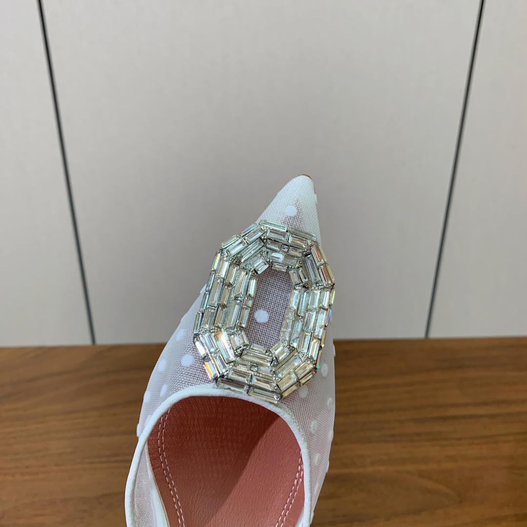 【Amina Muaddi】 网面钻扣后空单鞋。定制面料，细腻柔美，仿佛穿上了春天的浪漫。羊皮垫脚，注塑