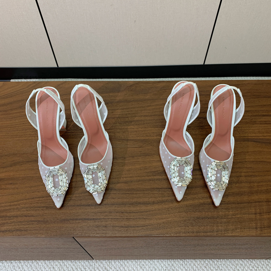 【Amina Muaddi】 网面钻扣后空单鞋。定制面料，细腻柔美，仿佛穿上了春天的浪漫。羊皮垫脚，注塑