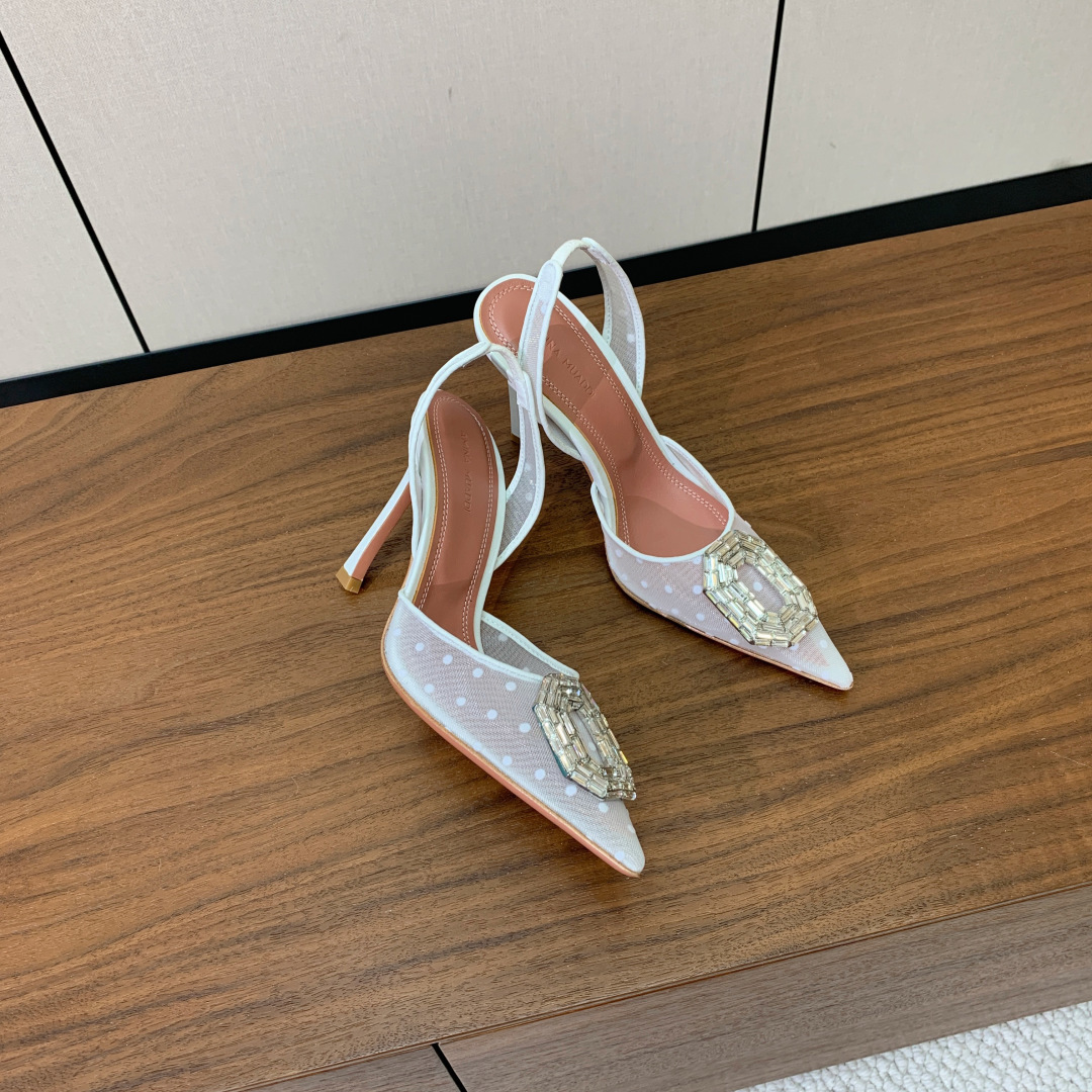 【Amina Muaddi】 网面钻扣后空单鞋。定制面料，细腻柔美，仿佛穿上了春天的浪漫。羊皮垫脚，注塑
