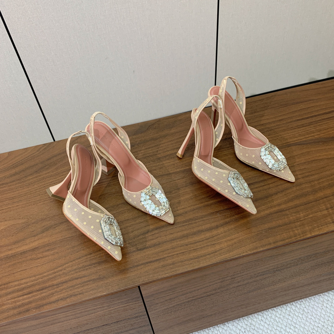 【Amina Muaddi】 网面钻扣后空单鞋。定制面料，细腻柔美，仿佛穿上了春天的浪漫。羊皮垫脚，注塑