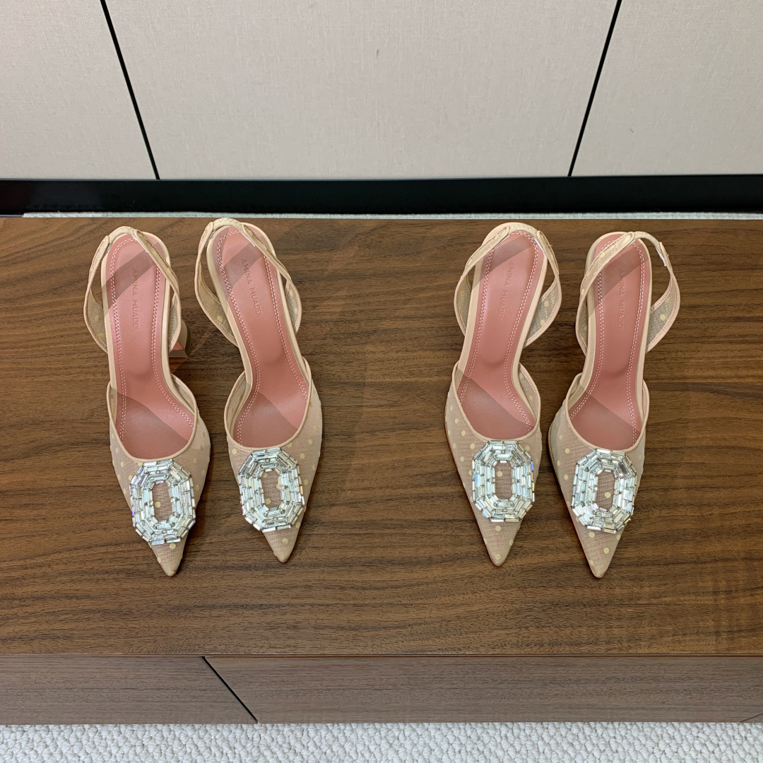 【Amina Muaddi】 网面钻扣后空单鞋。定制面料，细腻柔美，仿佛穿上了春天的浪漫。羊皮垫脚，注塑