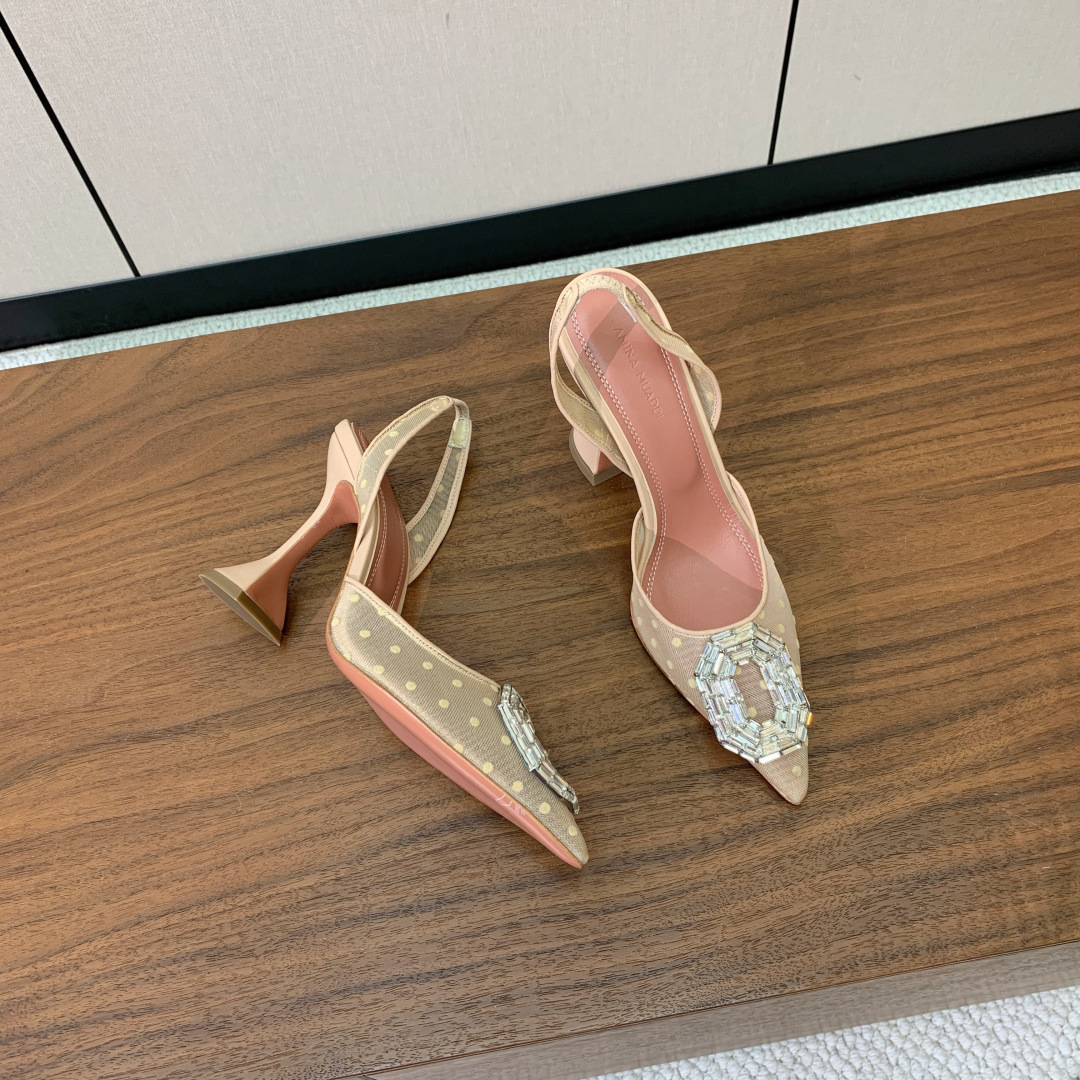 【Amina Muaddi】 网面钻扣后空单鞋。定制面料，细腻柔美，仿佛穿上了春天的浪漫。羊皮垫脚，注塑