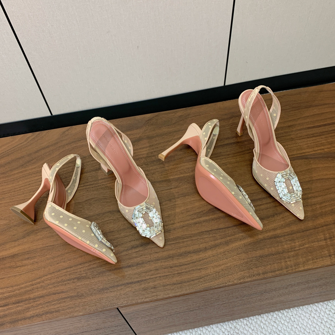 【Amina Muaddi】 网面钻扣后空单鞋。定制面料，细腻柔美，仿佛穿上了春天的浪漫。羊皮垫脚，注塑