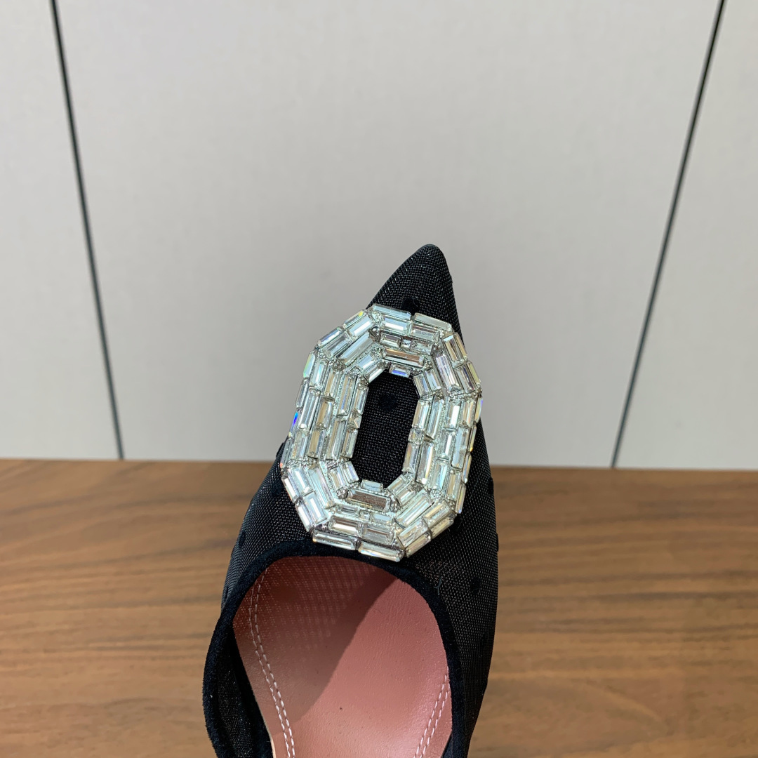 【Amina Muaddi】 网面钻扣后空单鞋。定制面料，细腻柔美，仿佛穿上了春天的浪漫。羊皮垫脚，注塑