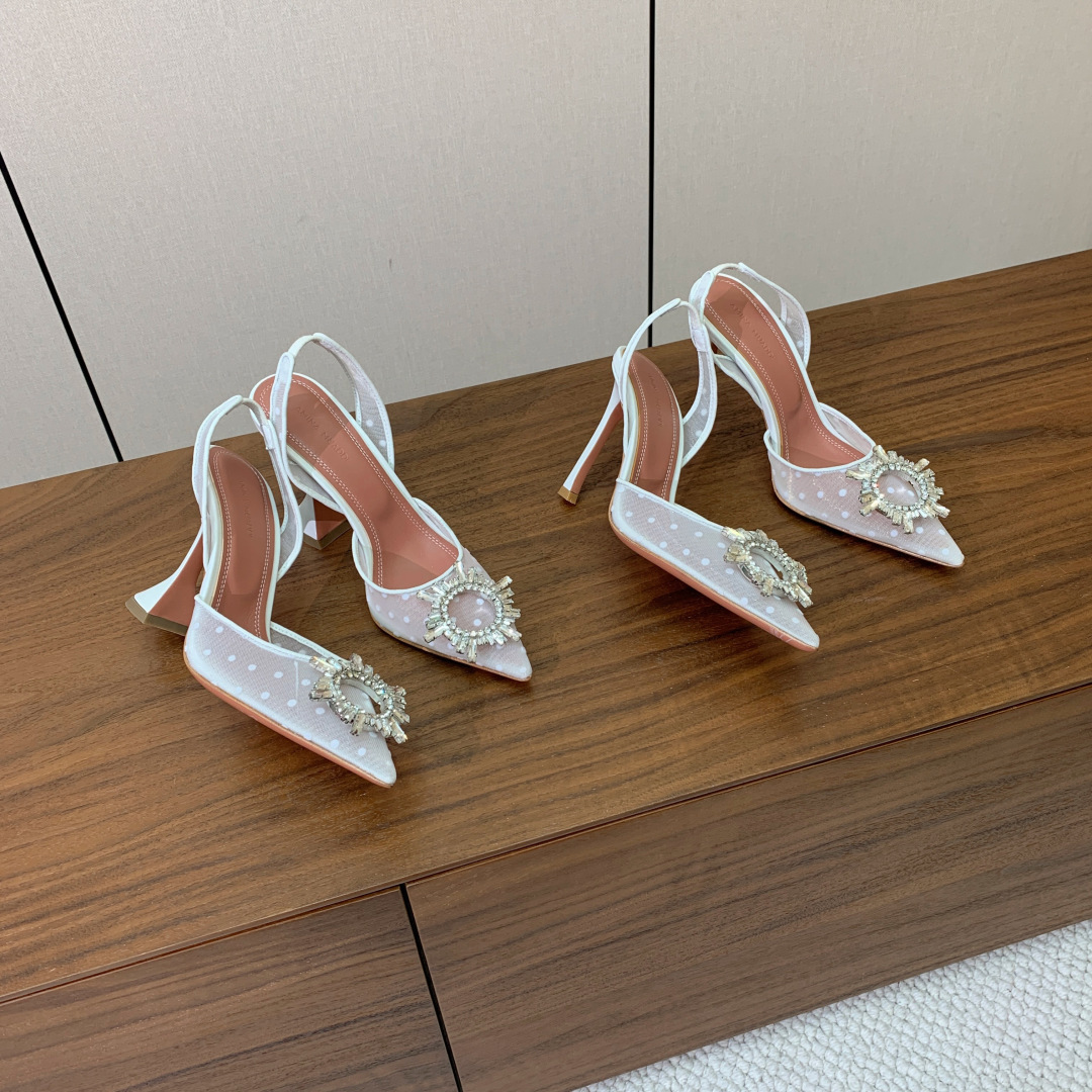 【Amina Muaddi】 网面钻扣后空单鞋。定制面料，细腻柔美，仿佛穿上了春天的浪漫。羊皮垫脚，注塑