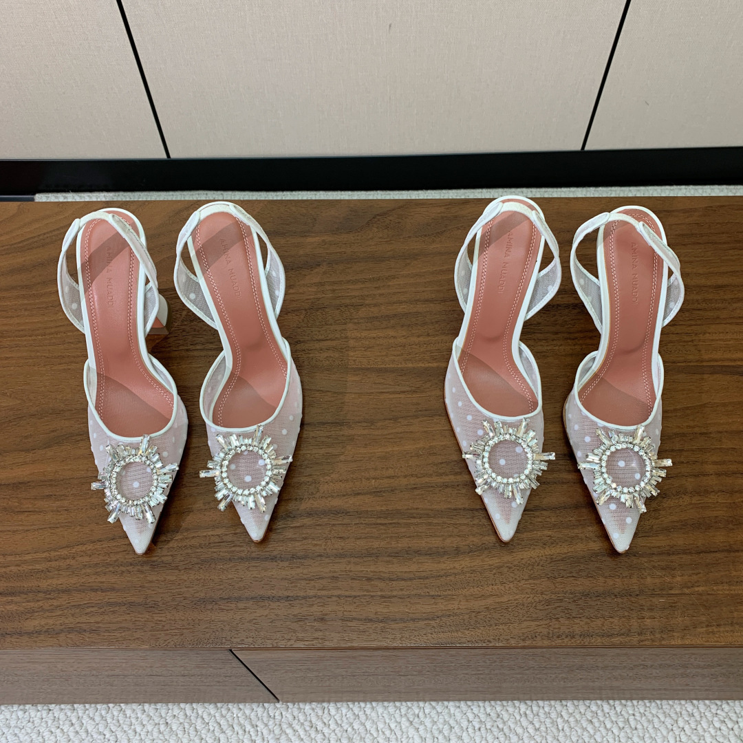 【Amina Muaddi】 网面钻扣后空单鞋。定制面料，细腻柔美，仿佛穿上了春天的浪漫。羊皮垫脚，注塑