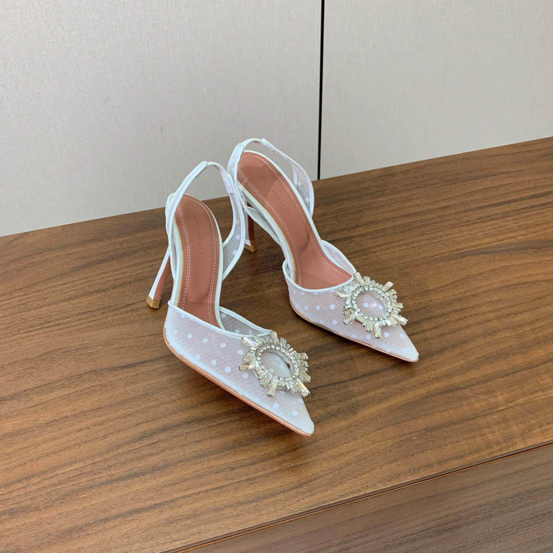 【Amina Muaddi】 网面钻扣后空单鞋。定制面料，细腻柔美，仿佛穿上了春天的浪漫。羊皮垫脚，注塑