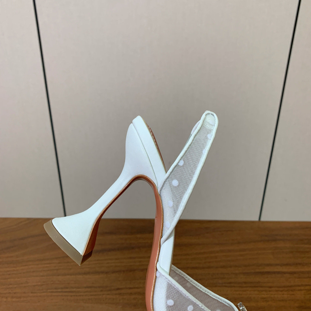 【Amina Muaddi】 网面钻扣后空单鞋。定制面料，细腻柔美，仿佛穿上了春天的浪漫。羊皮垫脚，注塑