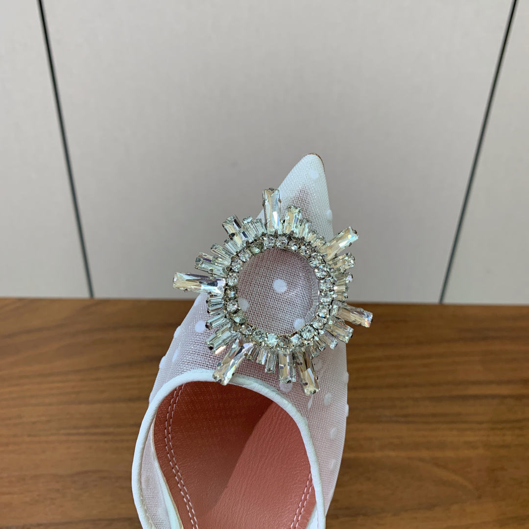【Amina Muaddi】 网面钻扣后空单鞋。定制面料，细腻柔美，仿佛穿上了春天的浪漫。羊皮垫脚，注塑