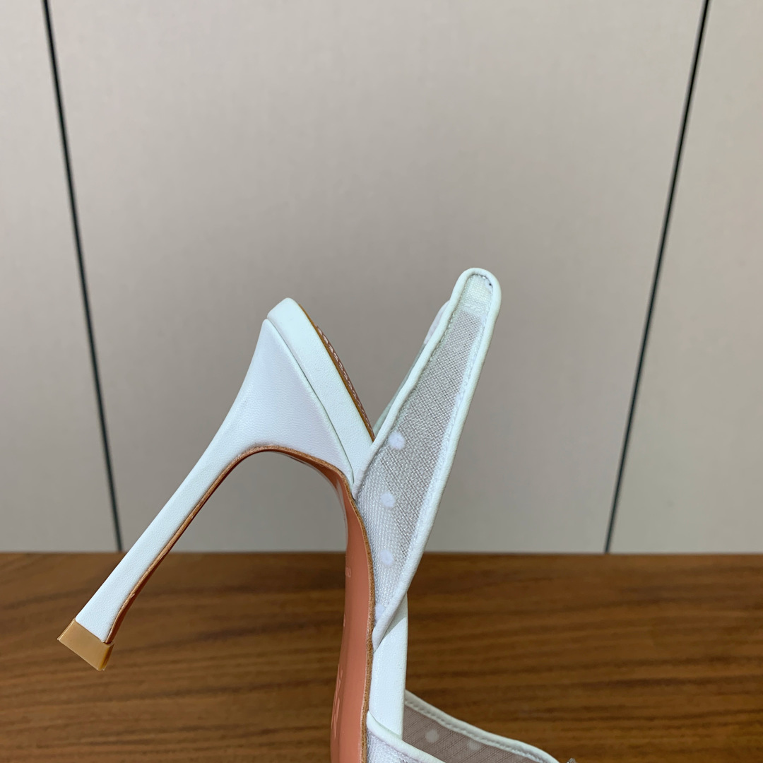 【Amina Muaddi】 网面钻扣后空单鞋。定制面料，细腻柔美，仿佛穿上了春天的浪漫。羊皮垫脚，注塑