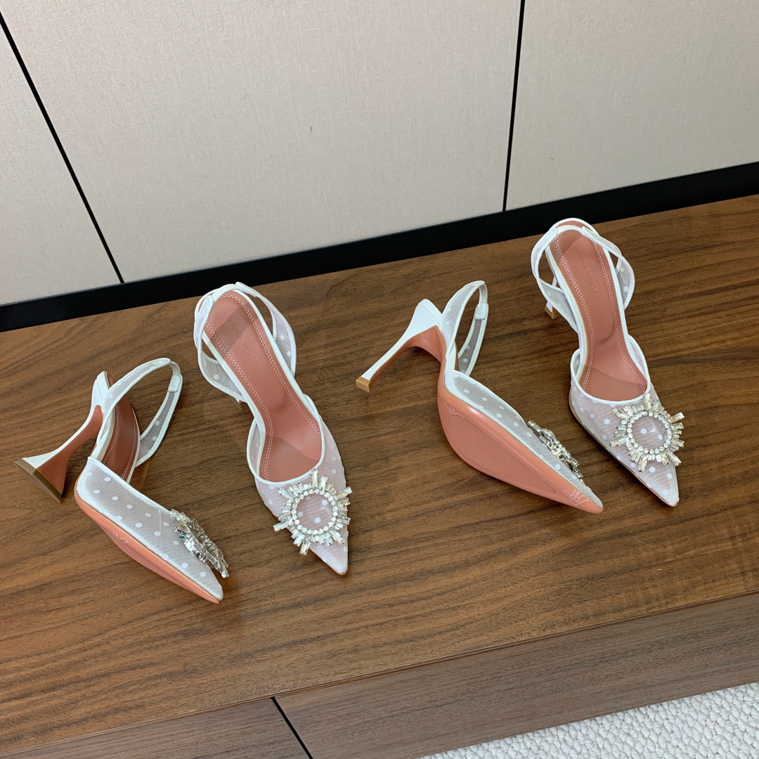 【Amina Muaddi】 网面钻扣后空单鞋。定制面料，细腻柔美，仿佛穿上了春天的浪漫。羊皮垫脚，注塑