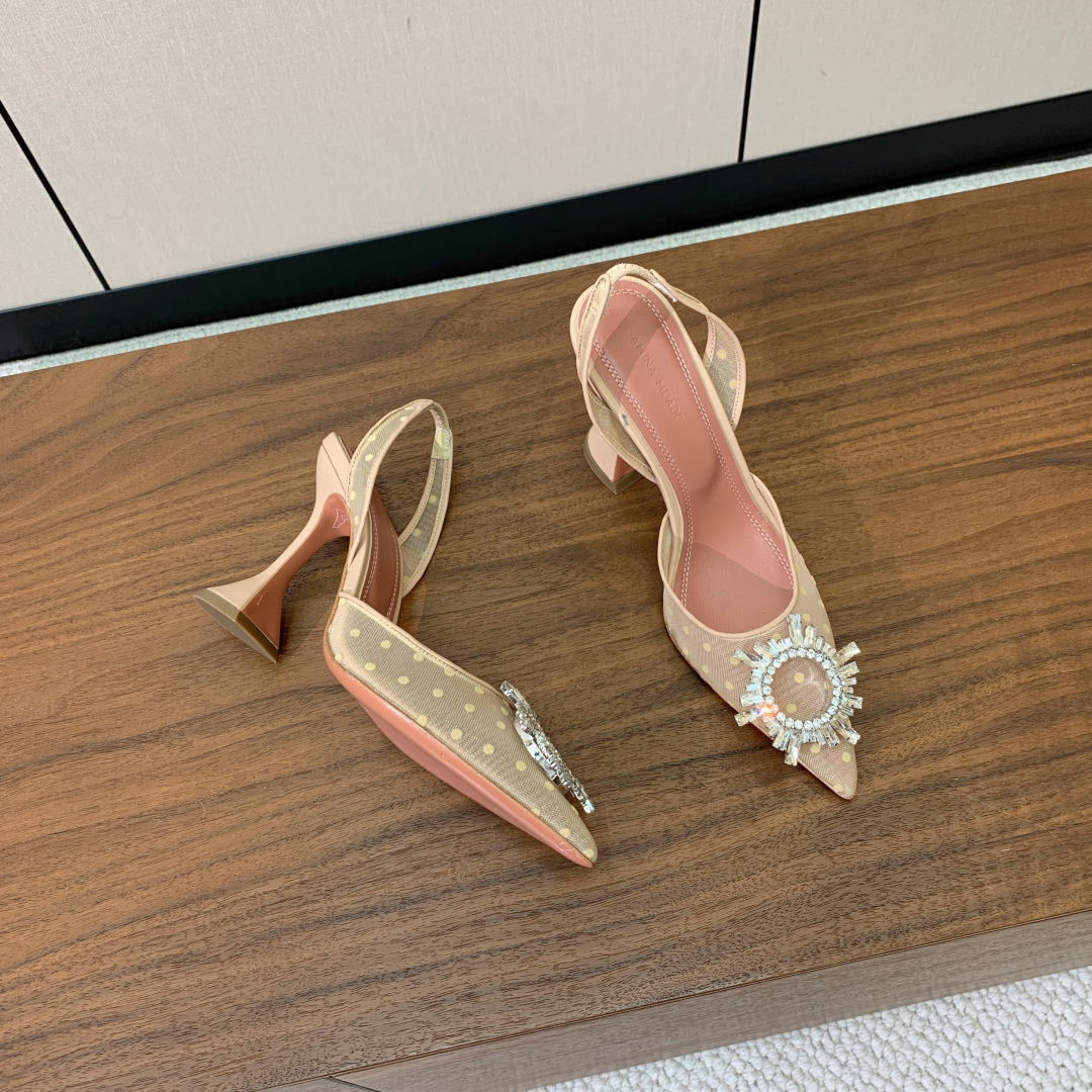 【Amina Muaddi】 网面钻扣后空单鞋。定制面料，细腻柔美，仿佛穿上了春天的浪漫。羊皮垫脚，注塑