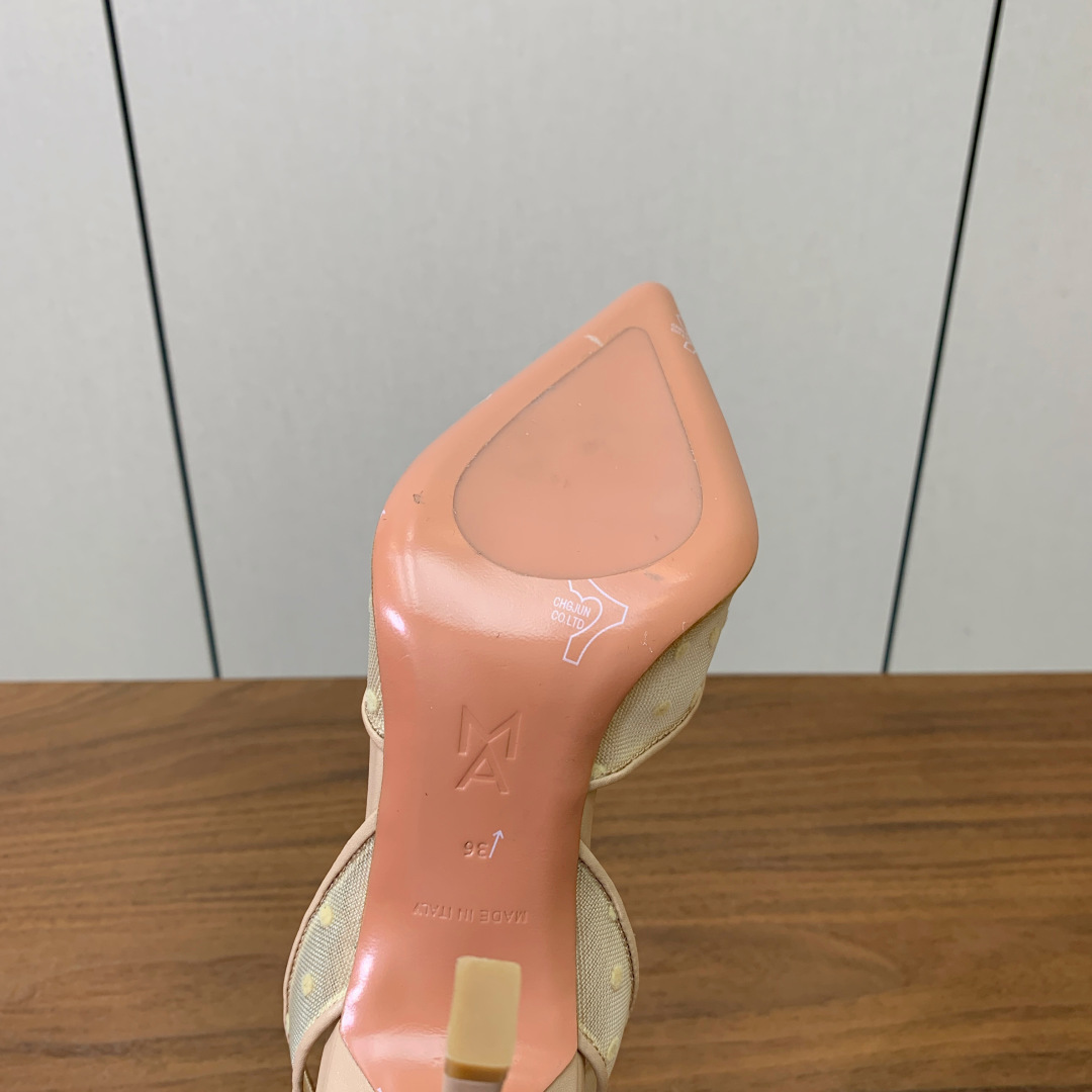 【Amina Muaddi】 网面钻扣后空单鞋。定制面料，细腻柔美，仿佛穿上了春天的浪漫。羊皮垫脚，注塑