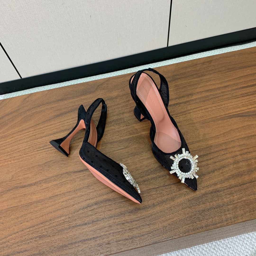 【Amina Muaddi】 网面钻扣后空单鞋。定制面料，细腻柔美，仿佛穿上了春天的浪漫。羊皮垫脚，注塑