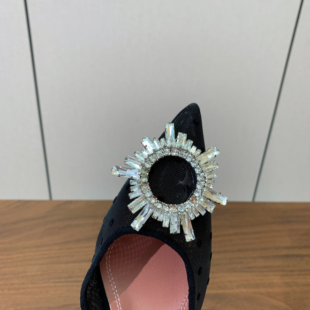 【Amina Muaddi】 网面钻扣后空单鞋。定制面料，细腻柔美，仿佛穿上了春天的浪漫。羊皮垫脚，注塑