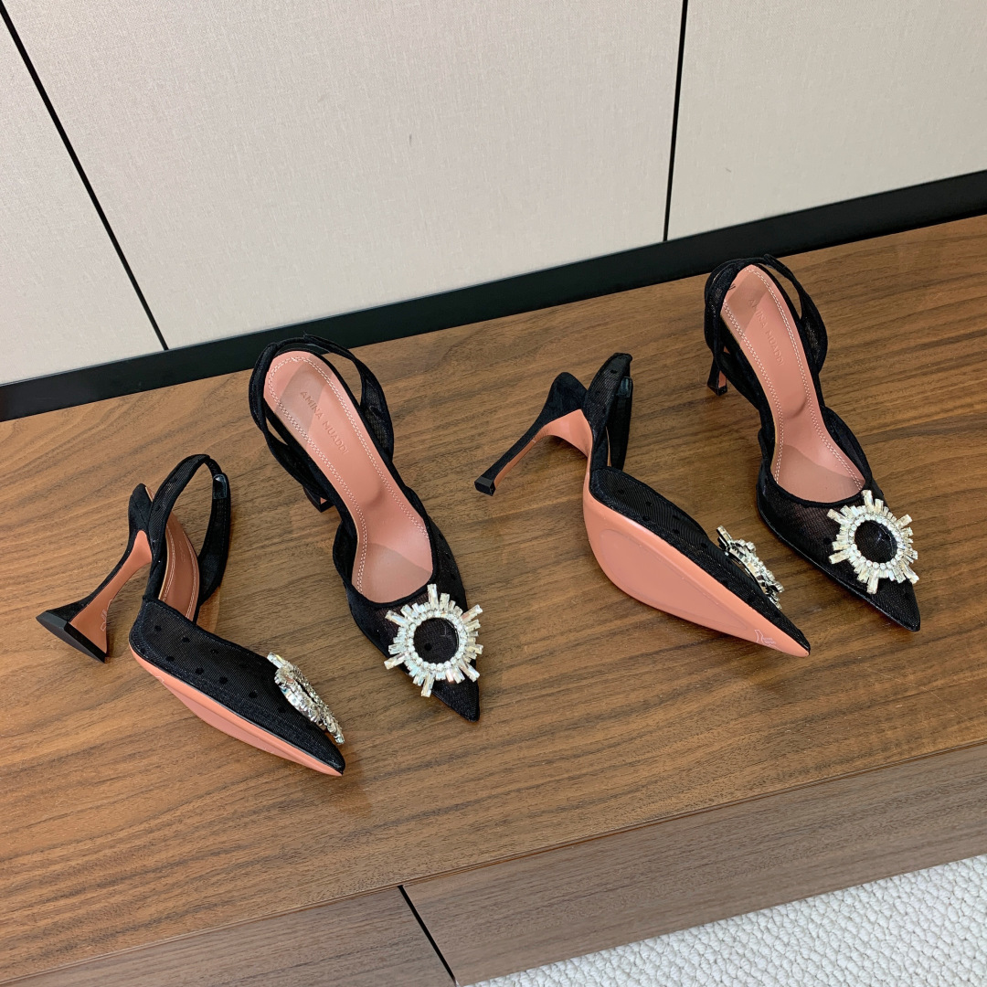 【Amina Muaddi】 网面钻扣后空单鞋。定制面料，细腻柔美，仿佛穿上了春天的浪漫。羊皮垫脚，注塑